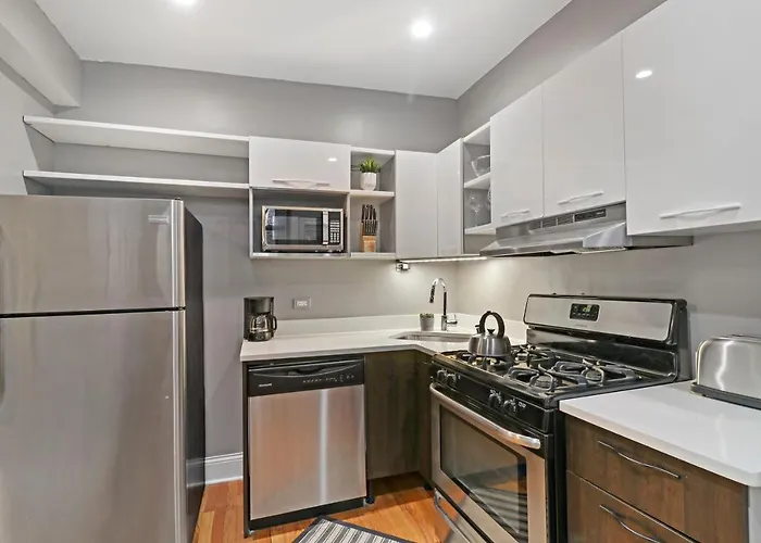Homey 2br Unit In Boystown, Steps From Everything - Stratford 2n 3n Rep