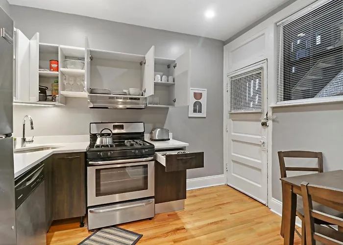 Homey 2br Unit In Boystown, Steps From Everything - Stratford 2n 3n Rep Chicago